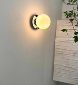 Ellos væglampe med opalglas