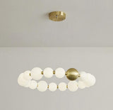 Gaia lysekrone med messingdetaljer