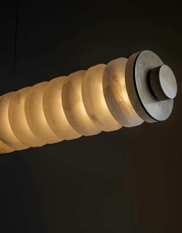 Ingrid marmor pendant i bruneret messing