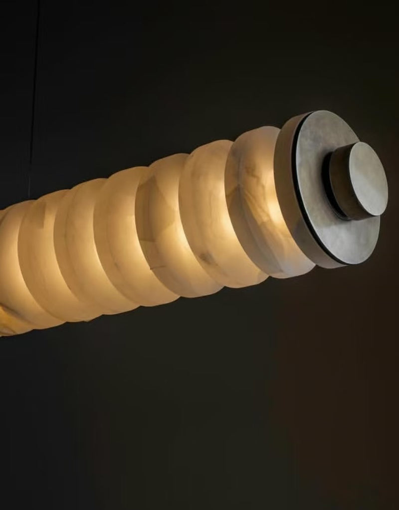 Ingrid marmor pendant i bruneret messing